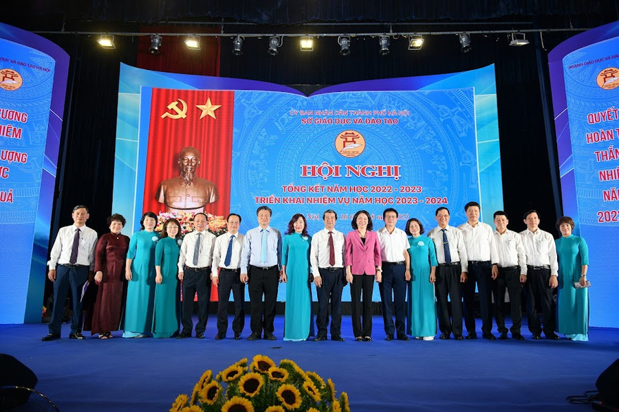 Sở GD&ĐT Hà Nội tổ chức Hội nghị tổng kết năm học 2022-2023, triển khai nhiệm vụ năm học 2023-2024 có sự tham gia của Bộ trưởng Nguyễn Kim Sơn. Sở GD&ĐT Hà Nội tổ chức Hội nghị tổng kết năm học 2022-2023, triển khai nhiệm vụ năm học 2023-2024 có sự tham gia của Bộ trưởng Nguyễn Kim Sơn.