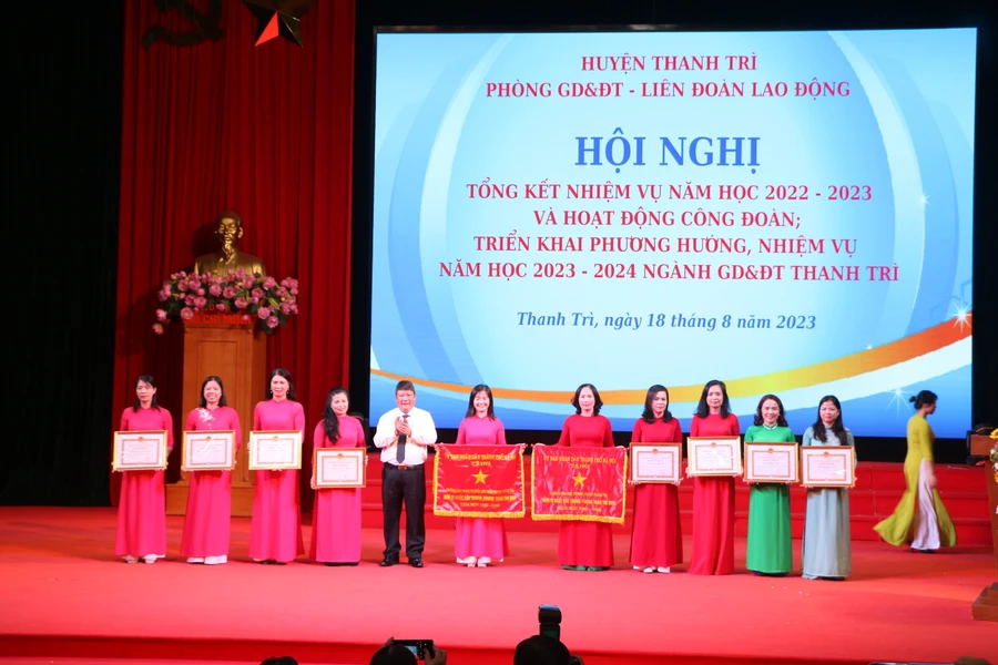 Năm học 2022-2023, huyện Thanh Trì có 2 tập thể được nhận Cờ thi đua của Thành phố là Trường Tiểu học Tứ Hiệp và Trường Mầm non C Thị trấn Văn Điển.