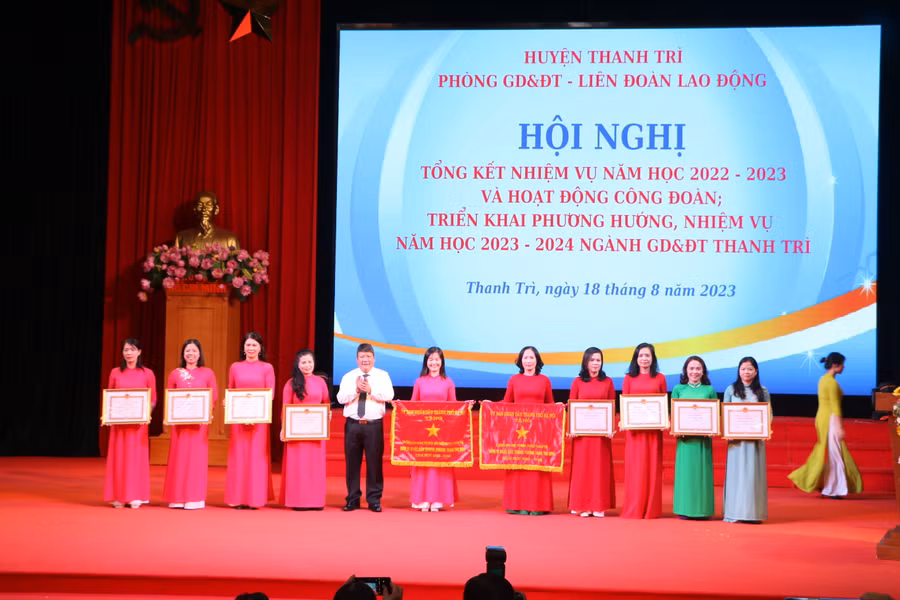 Năm học 2022-2023, huyện Thanh Trì có 2 tập thể được nhận Cờ thi đua của Thành phố là Trường Tiểu học Tứ Hiệp và Trường Mầm non C Thị trấn Văn Điển.