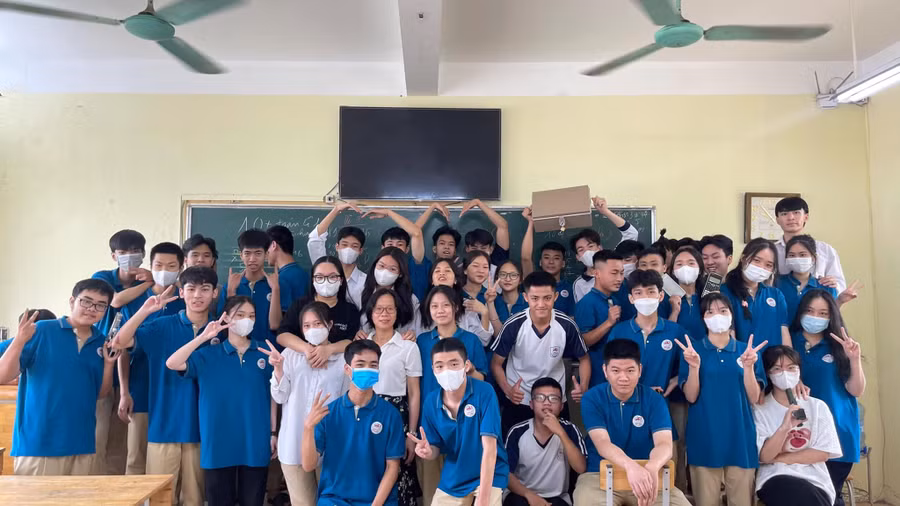 Cô Nguyễn Thị Cúc và các em học sinh lớp 12 Trường THPT Sóc Sơn (Hà Nội).