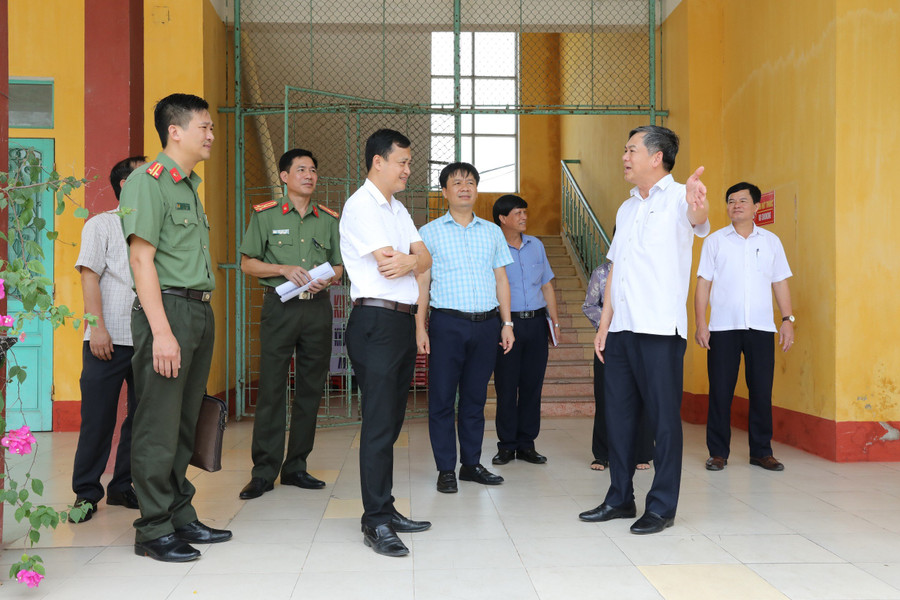 Đoàn công tác Ban chỉ đạo thi của tỉnh Nam Định kiểm tra công tác chuẩn bị tại điểm thi Trường THPT Trực Ninh B, huyện Trực Ninh. Đoàn công tác Ban chỉ đạo thi của tỉnh Nam Định kiểm tra công tác chuẩn bị tại điểm thi Trường THPT Trực Ninh B, huyện Trực Ninh.