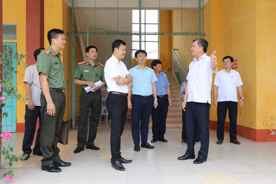 Đoàn công tác Ban chỉ đạo thi của tỉnh Nam Định kiểm tra công tác chuẩn bị tại điểm thi Trường THPT Trực Ninh B, huyện Trực Ninh.