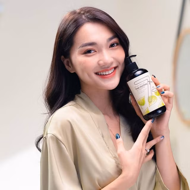 Ngọc Nữ bị chinh phục hoàn toàn bởi dầu gội 2 trong 1 Thái Dương 7 Cộng.