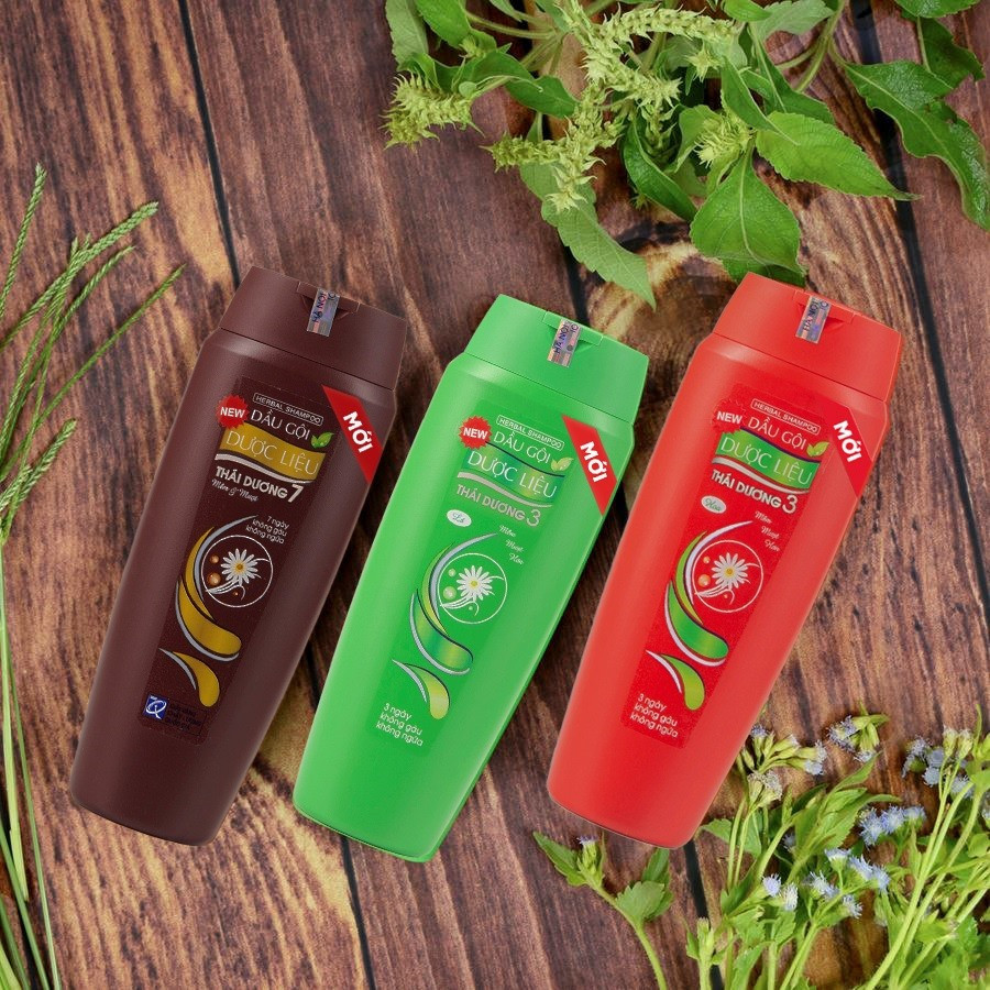 Dầu gội Dược liệu Thái Dương MỚI chứa thành phần chiết xuất từ thảo dược tự nhiên giúp làm sạch, cho da đầu thông thoáng, tóc sạch sâu. Nguồn: Sao Thái Dương. Dầu gội Dược liệu Thái Dương MỚI chứa thành phần chiết xuất từ thảo dược tự nhiên giúp làm sạch, cho da đầu thông thoáng, tóc sạch sâu. Nguồn: Sao Thái Dương.