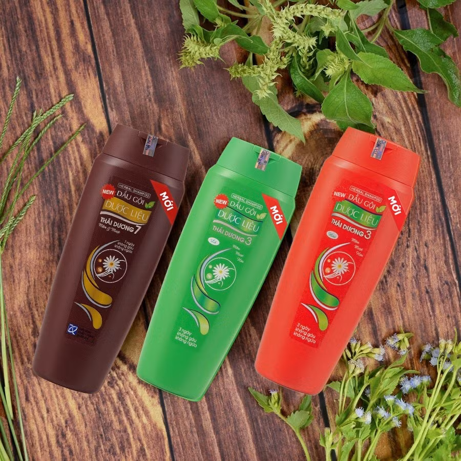 Dầu gội Dược liệu Thái Dương MỚI chứa thành phần chiết xuất từ thảo dược tự nhiên giúp làm sạch, cho da đầu thông thoáng, tóc sạch sâu. Nguồn: Sao Thái Dương. Dầu gội Dược liệu Thái Dương MỚI chứa thành phần chiết xuất từ thảo dược tự nhiên giúp làm sạch, cho da đầu thông thoáng, tóc sạch sâu. Nguồn: Sao Thái Dương.