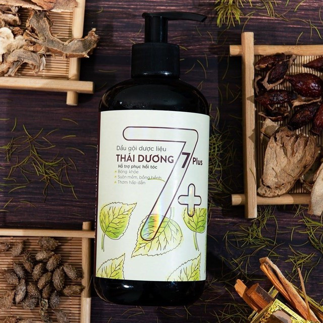 Dầu gội dược liệu Thái Dương 7 Cộng giúp tóc nhuộm giữ màu và chắc khỏe hơn.