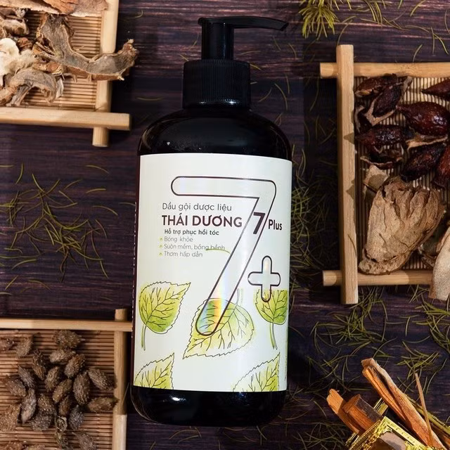 Dầu gội dược liệu Thái Dương 7 Cộng giúp tóc nhuộm giữ màu và chắc khỏe hơn.