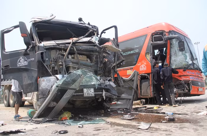 Nghệ An: Xe khách đâm đầu xe tải, 6 người nhập viện cấp cứu