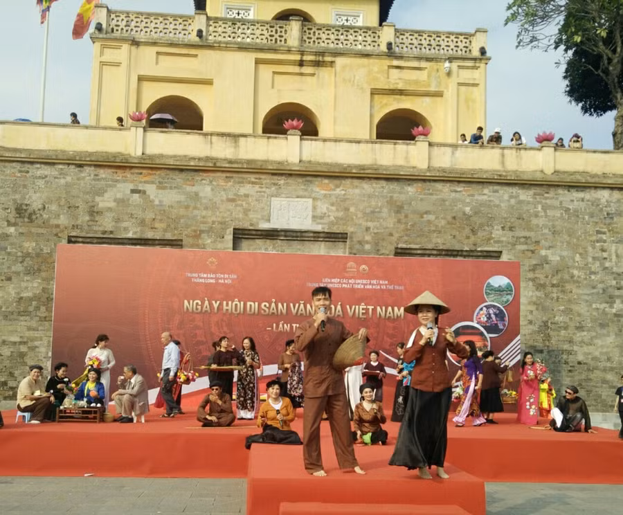 Tiết mục "Vui nhất có chợ Đồng Xuân" được trình diễn tại Ngày hội di sản văn hóa Việt Nam lần 2. Ảnh: Bình Thanh.