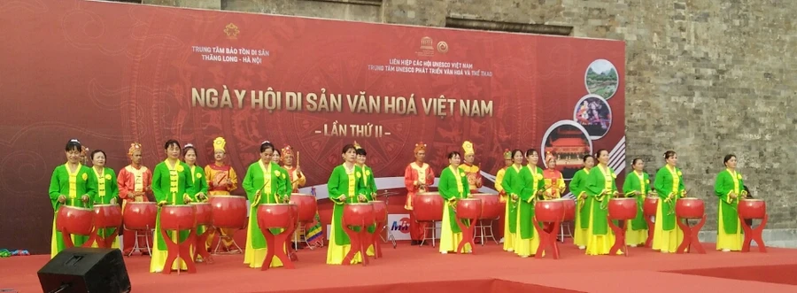 Các nghệ nhân đoàn trống hội Thăng Long - Trung tâm UNESCO trình diễn tại Ngày hội di sản văn hóa Việt Nam lần 2. Ảnh: Bình Thanh.