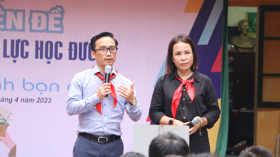 Thầy Nguyễn Cao Cường và chuyên gia Nguyễn Lệ Thủy cùng trả lời câu hỏi thắc mắc của học sinh về BLHĐ tại chương trình. Thầy Nguyễn Cao Cường và chuyên gia Nguyễn Lệ Thủy cùng trả lời câu hỏi thắc mắc của học sinh về BLHĐ tại chương trình.