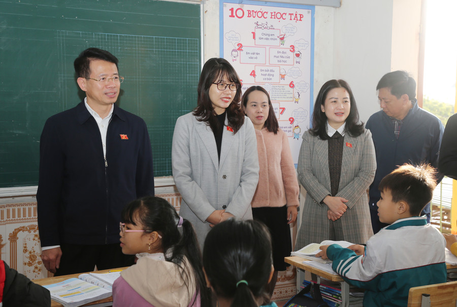 Ông Nguyễn Hải Dũng - Tỉnh ủy viên, Phó Trưởng đoàn chuyên trách Đoàn ĐBQH tỉnh và các ĐBQH tỉnh khảo sát tại Trường Tiểu học Nam Tiến (huyện Nam Trực).