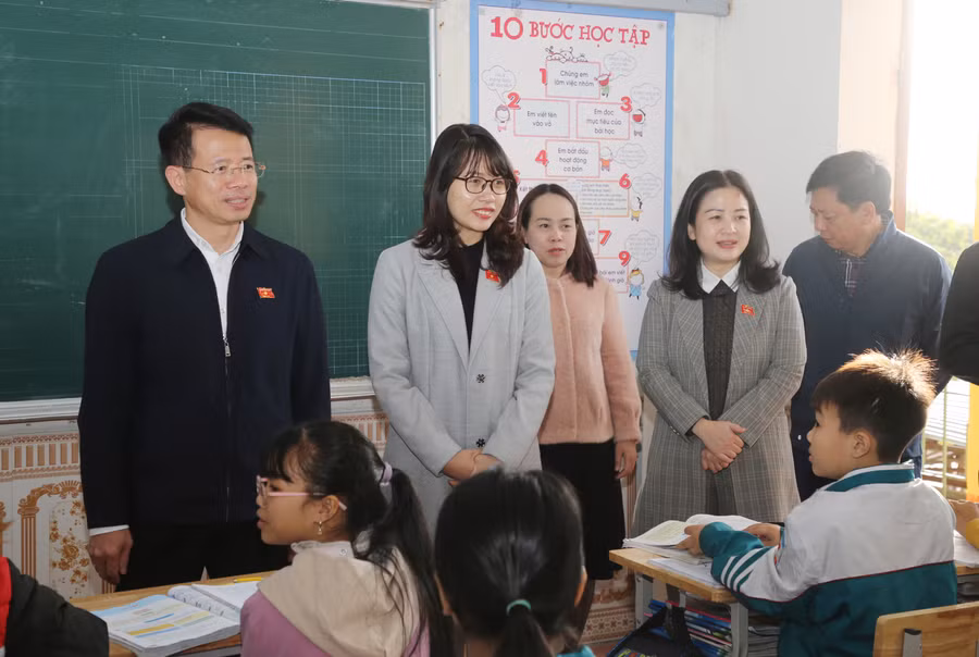 Ông Nguyễn Hải Dũng - Tỉnh ủy viên, Phó Trưởng đoàn chuyên trách Đoàn ĐBQH tỉnh và các ĐBQH tỉnh khảo sát tại Trường Tiểu học Nam Tiến (huyện Nam Trực).