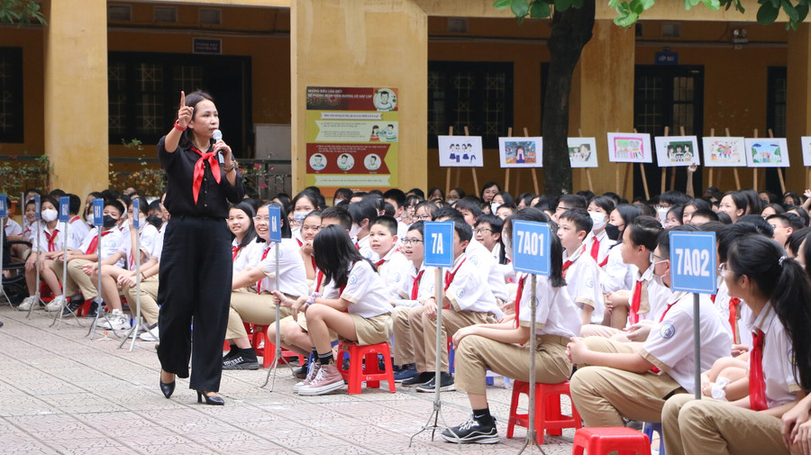 Các em học sinh chăm chú nghe chia sẻ từ vị diễn giả. Các em học sinh chăm chú nghe chia sẻ từ vị diễn giả.