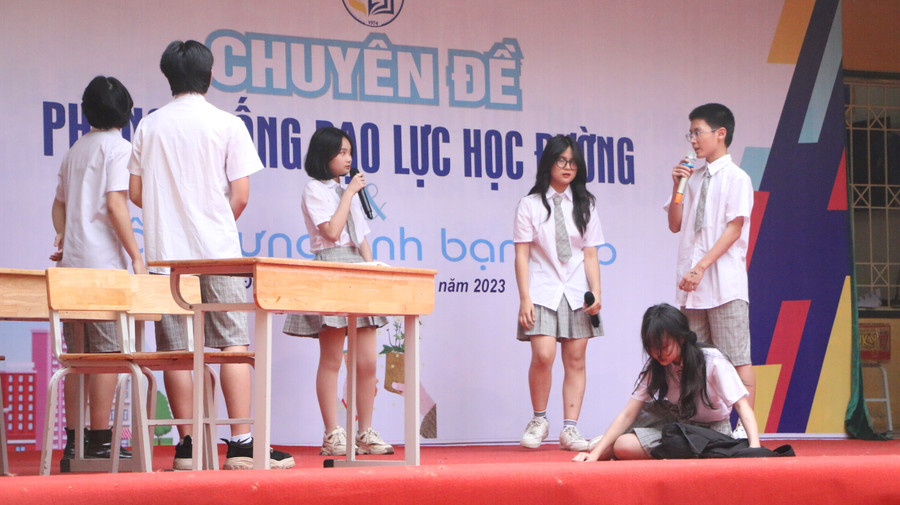 Tiểu phẩm nói về vấn nạn bạo lực học đường do các em học sinh biểu diễn trên sân khấu. Tiểu phẩm nói về vấn nạn bạo lực học đường do các em học sinh biểu diễn trên sân khấu.