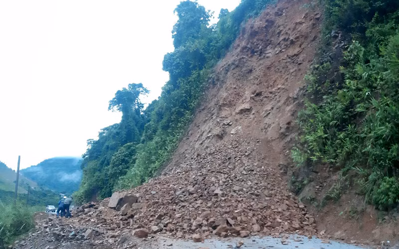 Mưa lớn gây sạt lở ta-luy dương tại km 255+ 850, quốc lộ 4H, địa phận huyện Mường Tè.