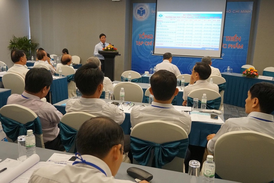 PGS. TS Nguyễn Xuân Hoàn- Hiệu trưởng Nhà trường - Tổng biên tập Tạp chí phát biểu tại hội nghị PGS. TS Nguyễn Xuân Hoàn- Hiệu trưởng Nhà trường - Tổng biên tập Tạp chí phát biểu tại hội nghị