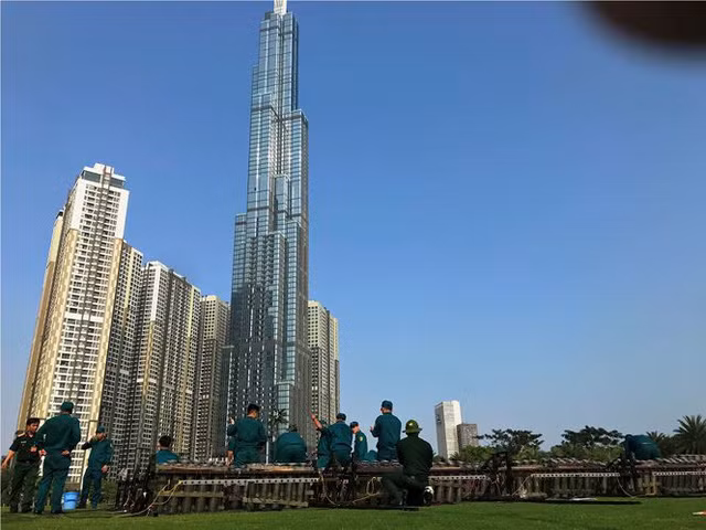 Trận địa 2.700 quả pháo hoa chờ khai hoả đón giao thừa ở Sài Gòn - Ảnh 16.