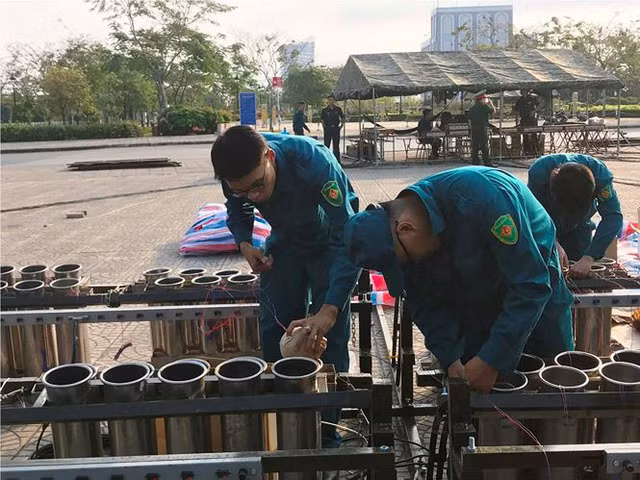 Trận địa 2.700 quả pháo hoa chờ khai hoả đón giao thừa ở Sài Gòn - Ảnh 10.