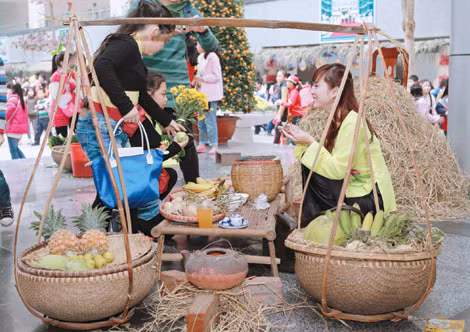 Đầu năm, mẹ dẫn đi chợ Tết... người nghèo