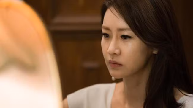 Nỗi đau khi bắt gặp tin nhắn lạ trên điện thoại của chồng - Ảnh 1.