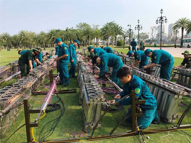 Trận địa 2.700 quả pháo hoa chờ khai hoả đón giao thừa ở Sài Gòn - Ảnh 19.