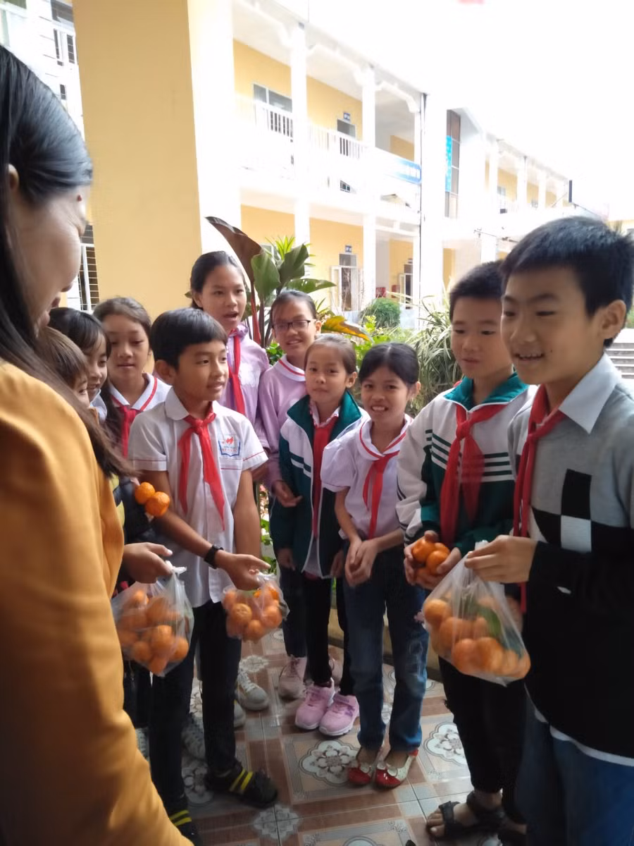 Các em học sinh Trường Tiểu học Cô Tô đến