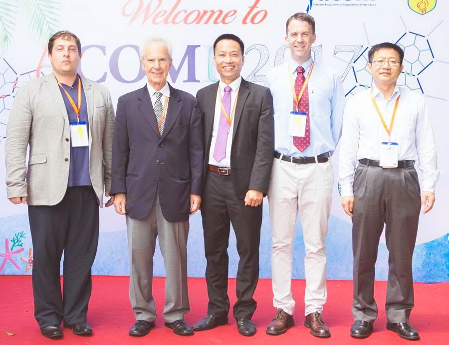 PGS Hùng (đứng giữa) tại Lễ vinh danh và công bố các nhà khoa học có ảnh hưởng nhất thế giới năm 2017. PGS Hùng (đứng giữa) tại Lễ vinh danh và công bố các nhà khoa học có ảnh hưởng nhất thế giới năm 2017.