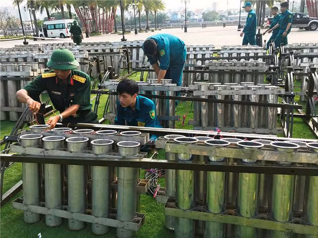 Trận địa 2.700 quả pháo hoa chờ khai hoả đón giao thừa ở Sài Gòn - Ảnh 15.