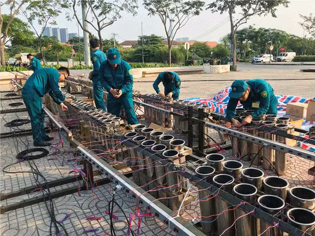 Trận địa 2.700 quả pháo hoa chờ khai hoả đón giao thừa ở Sài Gòn - Ảnh 5.
