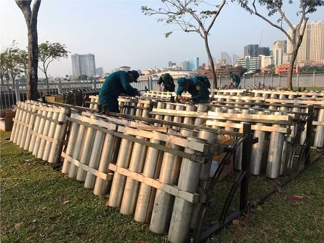 Trận địa 2.700 quả pháo hoa chờ khai hoả đón giao thừa ở Sài Gòn - Ảnh 2.