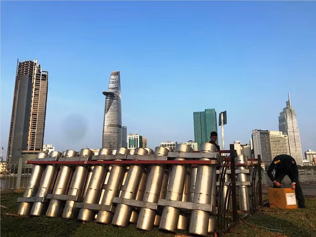 Trận địa 2.700 quả pháo hoa chờ khai hoả đón giao thừa ở Sài Gòn - Ảnh 1.
