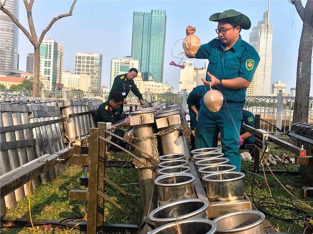 Trận địa 2.700 quả pháo hoa chờ khai hoả đón giao thừa ở Sài Gòn - Ảnh 12.