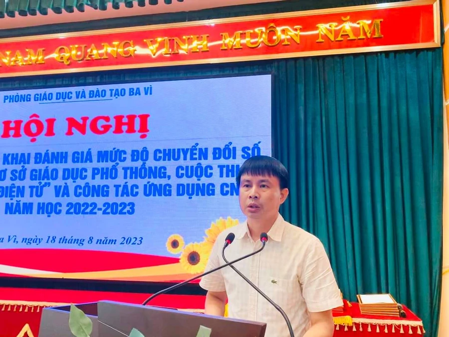 Ông Nguyễn Danh Cường - Phó Trưởng Phòng GD&ĐT Ba Vì nêu bật một số kết quả đạt được về chuyển đổi số, ứng dụng CNTT trong giáo dục năm học vừa qua. 