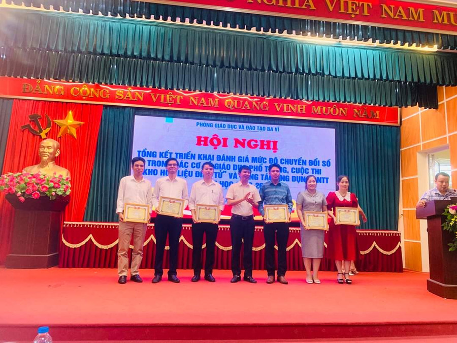Lãnh đạo Phòng GD&ĐT Ba Vì trao thưởng cho các đơn vị, cá nhân đạt thành tích về ứng dụng CNTT, chuyển đổi số trong giáo dục năm học vừa qua. Lãnh đạo Phòng GD&ĐT Ba Vì trao thưởng cho các đơn vị, cá nhân đạt thành tích về ứng dụng CNTT, chuyển đổi số trong giáo dục năm học vừa qua.