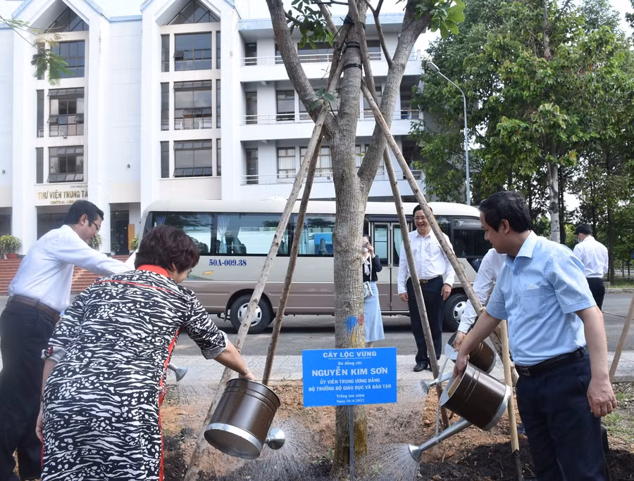Bộ trưởng Bộ GD&amp;ĐT Nguyễn Kim Sơn trồng cây trong khuôn viên ĐHQG TPHCM.