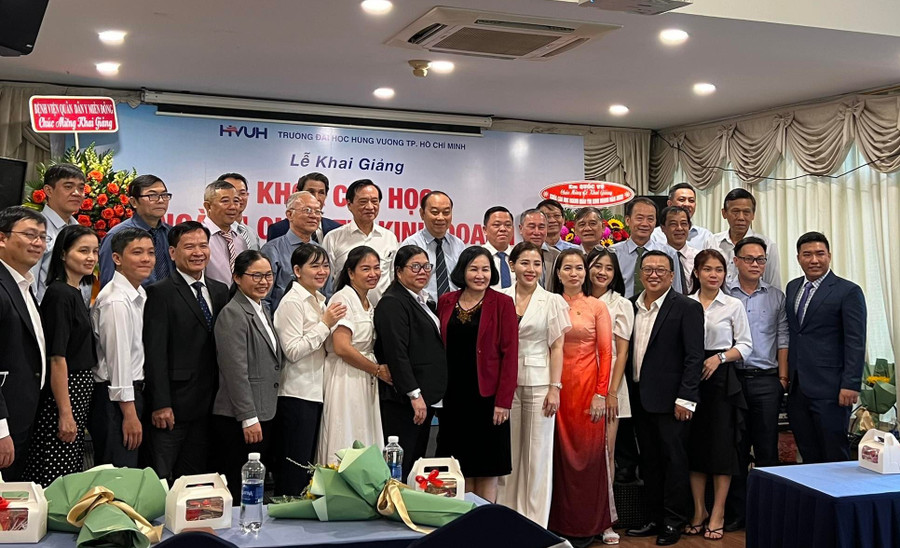 Các học viên chụp hình kỉ niệm tại lễ khai giảng với ban giám hiệu Các học viên chụp hình kỉ niệm tại lễ khai giảng với ban giám hiệu