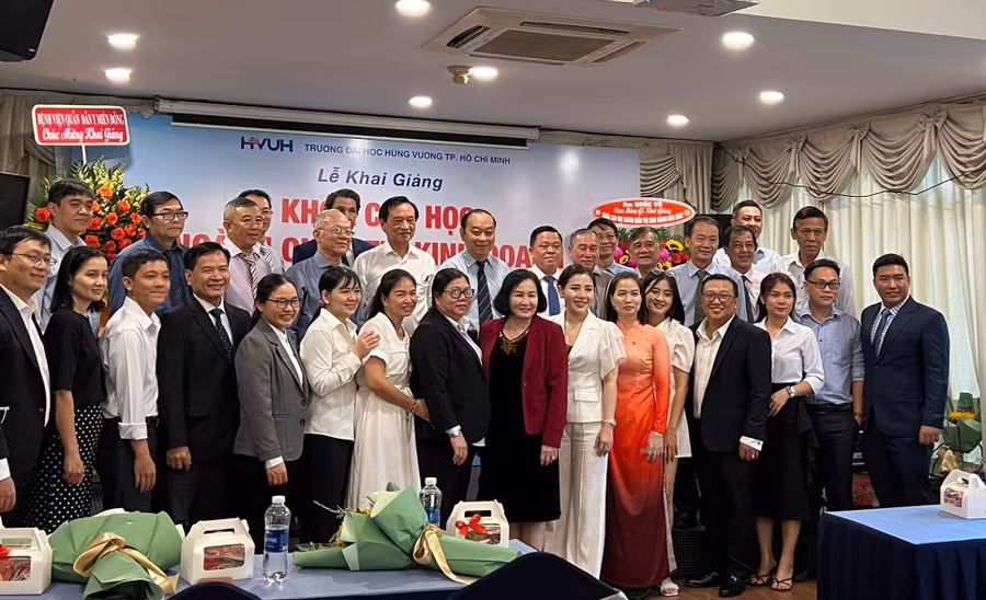 Các học viên chụp hình kỉ niệm tại lễ khai giảng với ban giám hiệu