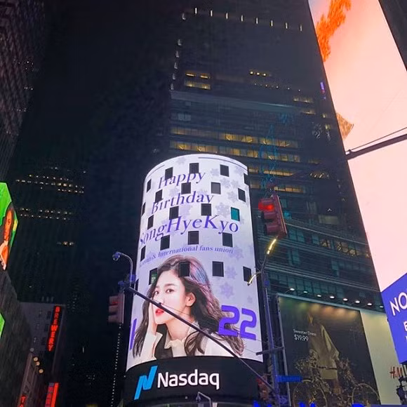 song hye kyo, sinh nhật, quảng trường thời đại, song joong ki, sao hàn