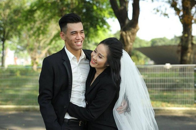  Mới đây, HLV Phạm Minh Đức cũng chia sẻ với Saostar rằng Tiến Linh sẽ là cầu thủ tỏa sáng trong trận đấu với UAE. Mong rằng với nguồn động lực từ bạn gái, Tiến Linh sẽ được ra sân và thi đấu thăng hoa.