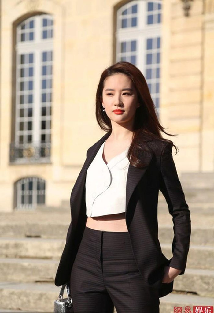 Ngắm gu thời trang cực kỳ sang chảnh của Lưu Diệc Phi ảnh 4 Ngắm gu thời trang cực kỳ sang chảnh của Lưu Diệc Phi ảnh 4