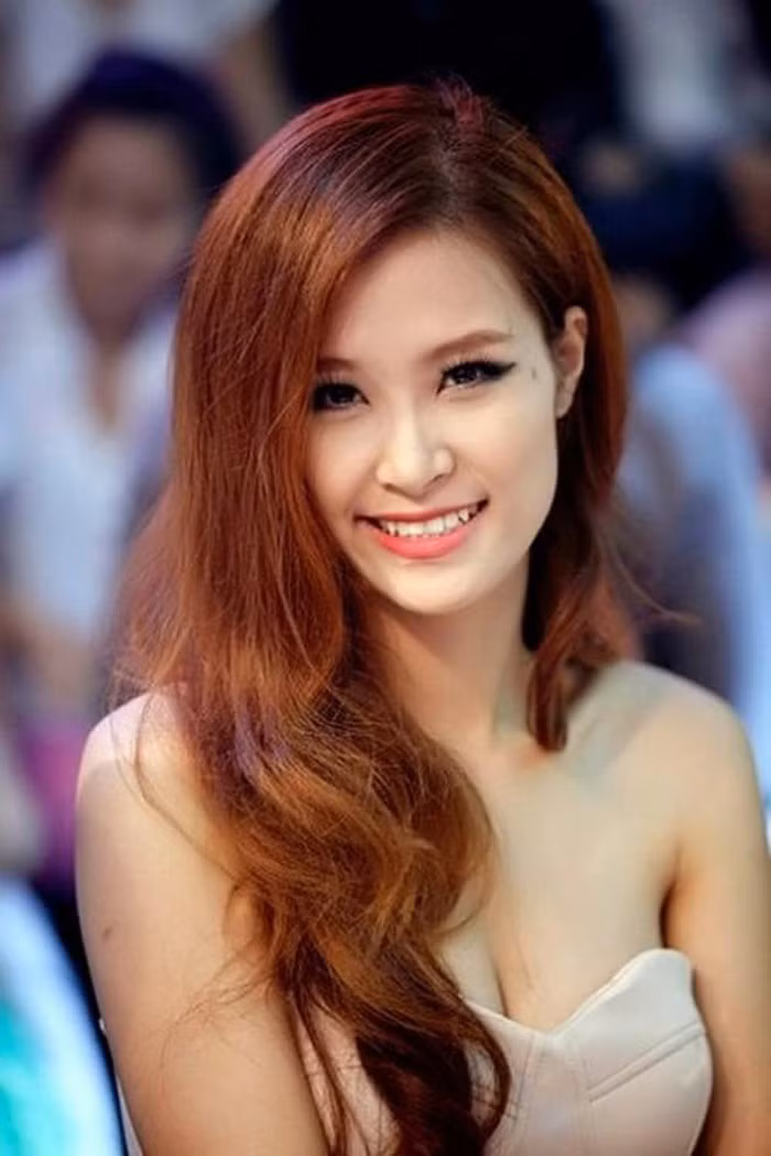 Phong cách thời trang ngày càng đẹp sau 10 năm của Đông Nhi ảnh 6