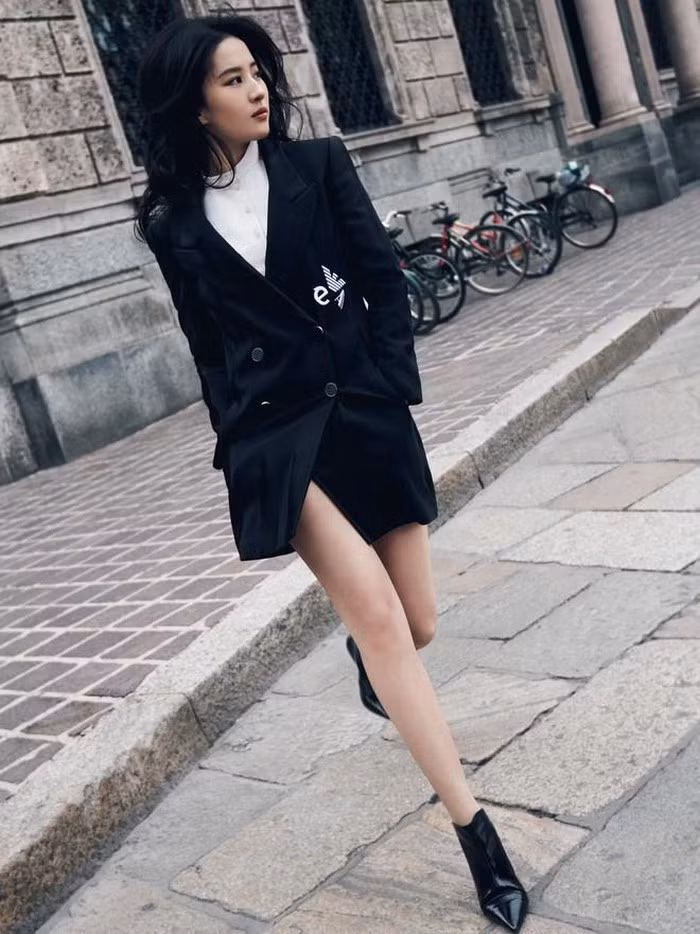 Ngắm gu thời trang cực kỳ sang chảnh của Lưu Diệc Phi ảnh 6