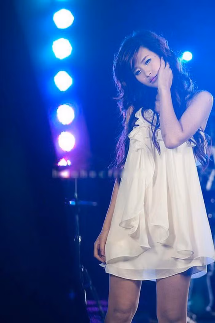 Phong cách thời trang ngày càng đẹp sau 10 năm của Đông Nhi ảnh 2