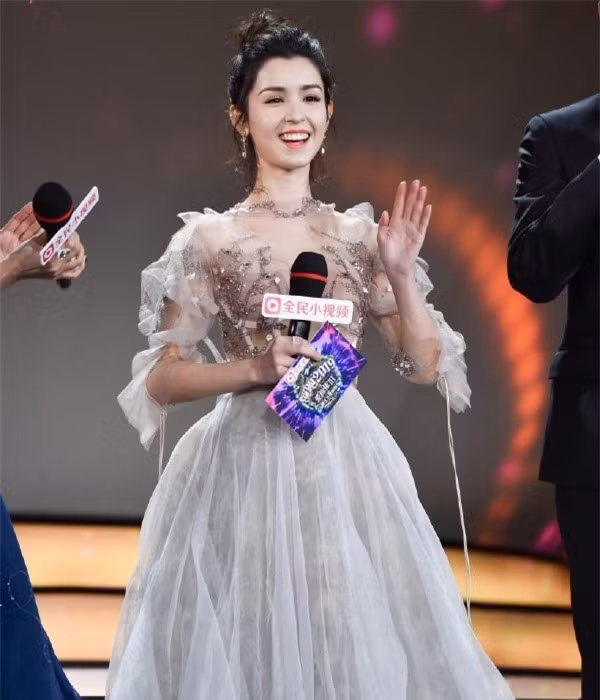 My nhan Tan Cuong noi tieng sau mot dem gio ra sao?-Hinh-2