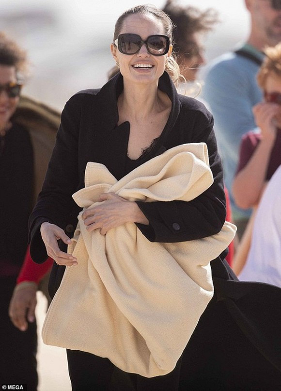 Angelina Jolie đưa các con đi chơi đảo, ảnh đời thường mà đẹp lung linh như cảnh phim 6 Angelina Jolie, sao Hollywood, Angelina Jolie đưa con đi chơi