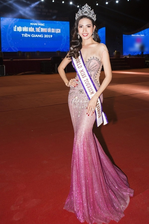 Nóng bỏng lại giàu có, 4 chân dài miền Tây này vẫn độc thân khiến fan nam phát cuồng ảnh 1 Nóng bỏng lại giàu có nhưng chân dài miền Tây này vẫn độc thân khiến fan nam phát cuồng