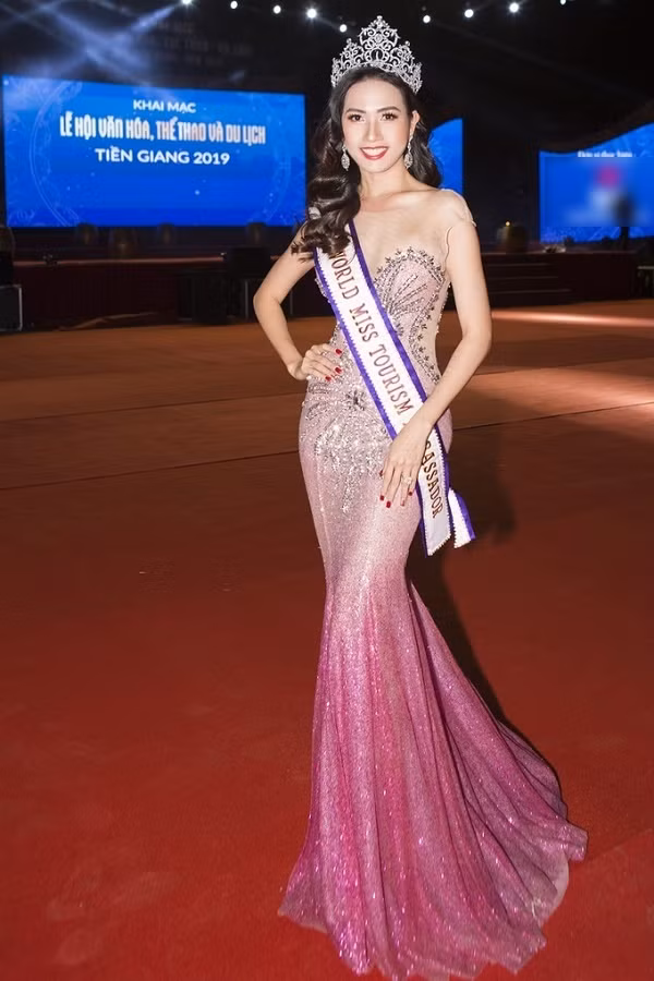 Nóng bỏng lại giàu có nhưng chân dài miền Tây này vẫn độc thân khiến fan nam phát cuồng