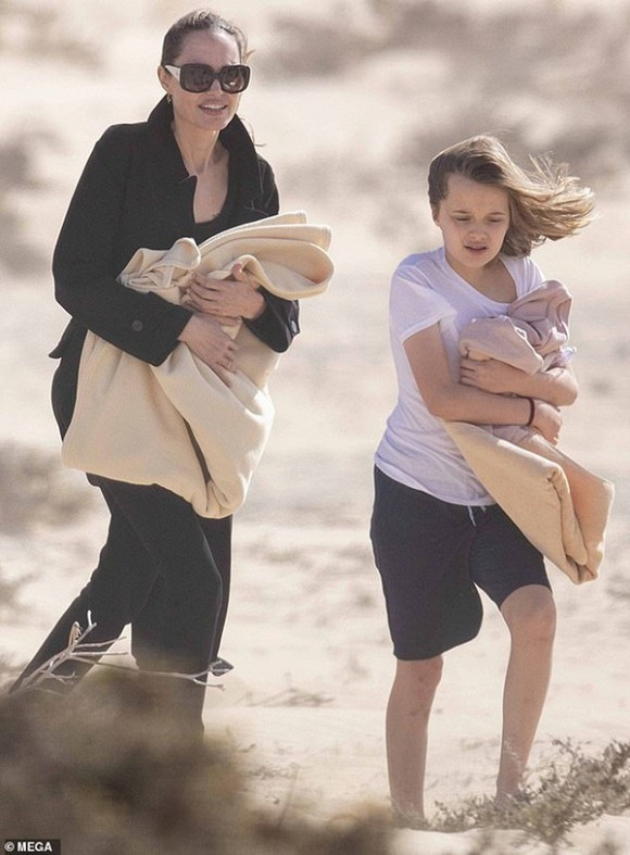 Angelina Jolie đưa các con đi chơi đảo, ảnh đời thường mà đẹp lung linh như cảnh phim 2 Angelina Jolie, sao Hollywood, Angelina Jolie đưa con đi chơi