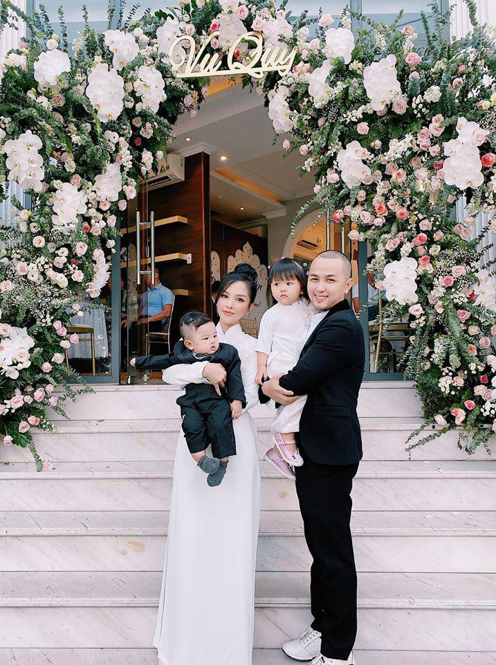 dien ao dai trang don gian trong le cuoi em chong, chi dau bao thy van xinh dep kho cuong - 4